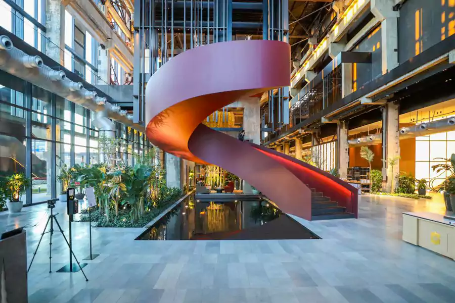 红色钢制旋转楼梯则是这场对话中最惊艳的注脚 红色钢制旋转楼梯则是这场对话中最惊艳的注脚