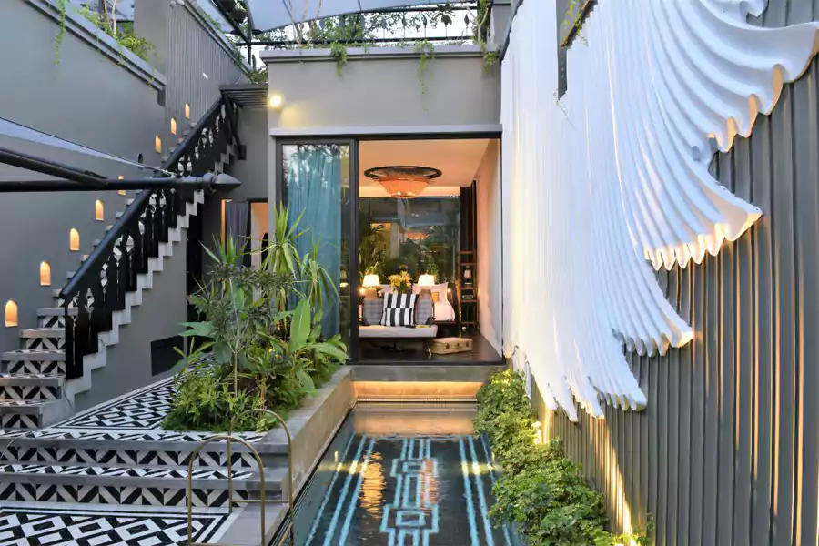 泳池旁的白色褶皱雕刻墙壁