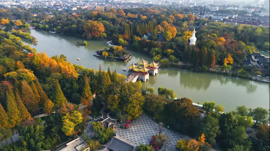 瘦西湖景区内的熙春台