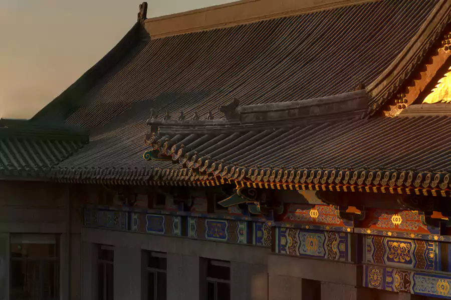 绿色琉璃瓦镶顶的大屋顶下，飞檐翘角如鸟翼欲飞