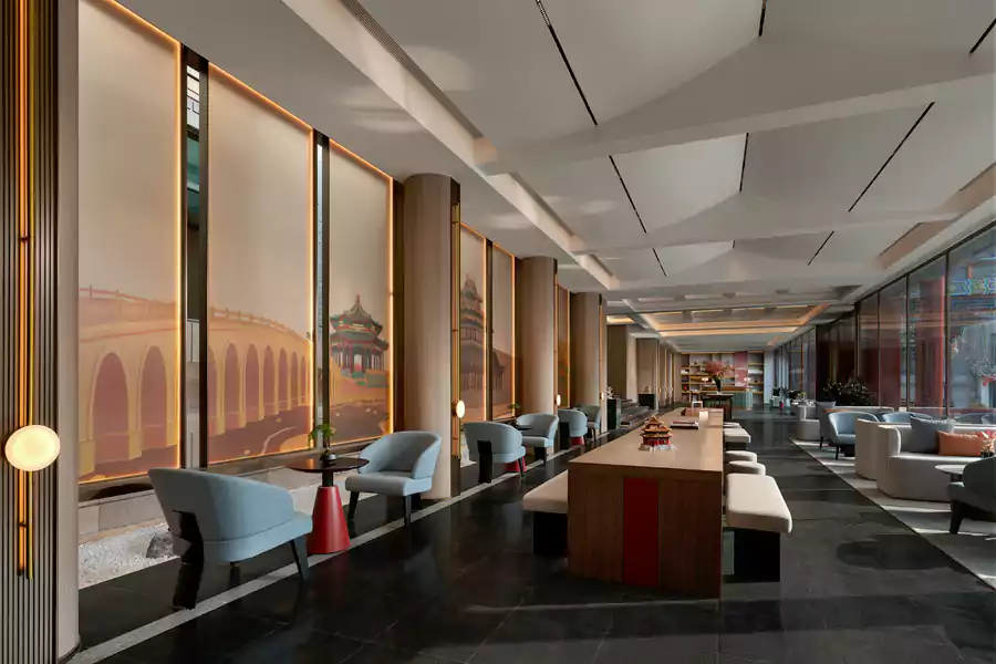 靠窗而坐，能看见庭院里的松柏在风中轻摇