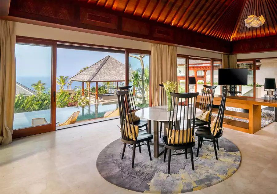 推开门就是私人泳池，池水与远处的印度洋仿佛无缝衔接