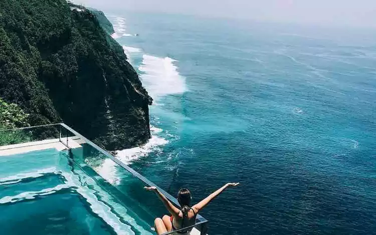 泳池底部的玻璃镶嵌设计 —— 当你漂浮在水面，低头便是 80 米下的悬崖与海浪