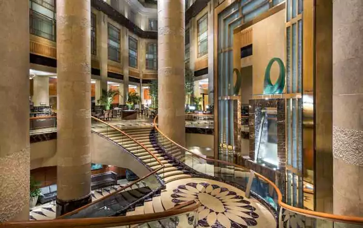 7 层楼高的中庭是酒店的灵魂所在 7 层楼高的中庭是酒店的灵魂所在