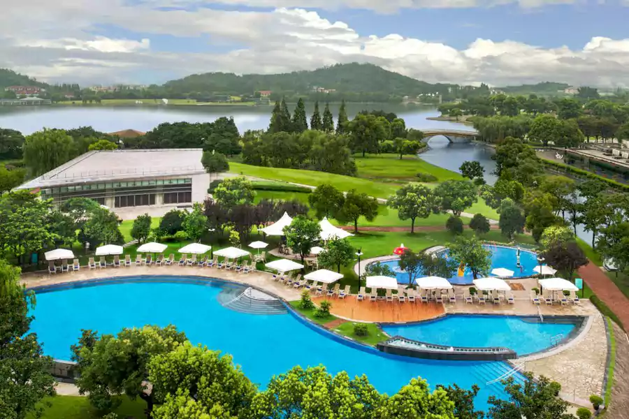 室外有专为小朋友设计的水滑梯、喷泉 室外有专为小朋友设计的水滑梯、喷泉