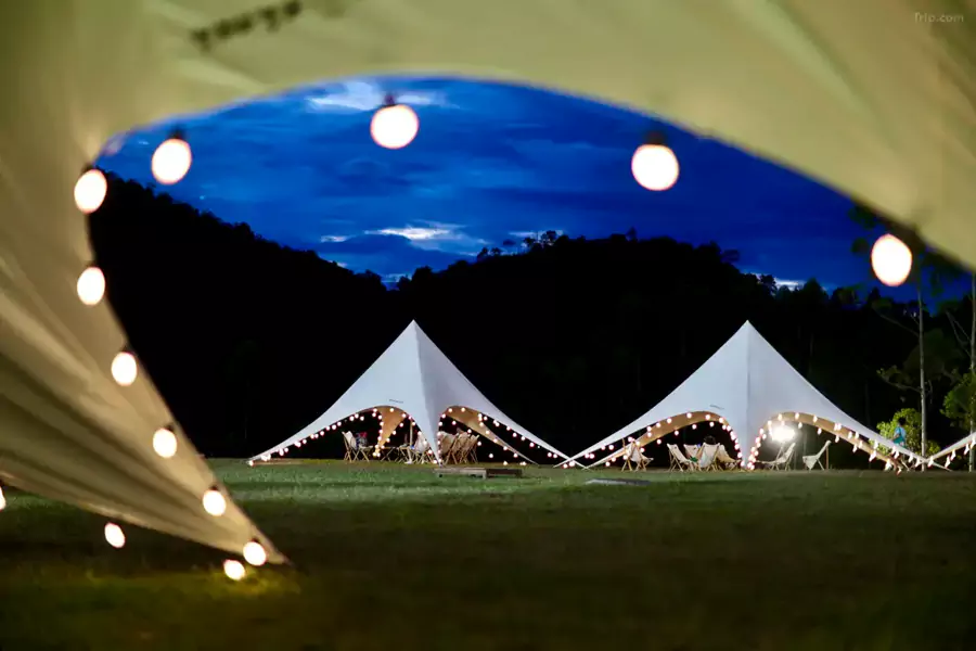 坐在帐篷边，吹着夏日微风