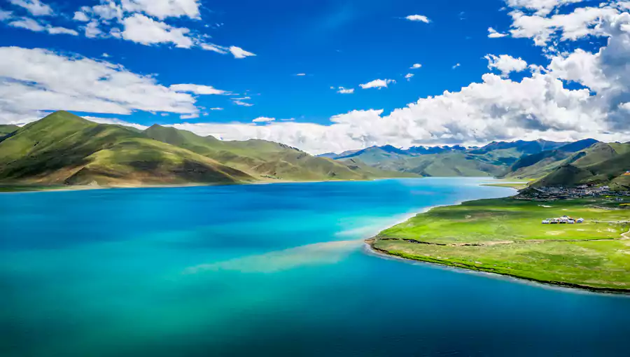 羊卓雍错是藏地三大圣湖之一,藏语里意为 “碧玉湖” 羊卓雍错是藏地三大圣湖之一,藏语里意为 “碧玉湖”