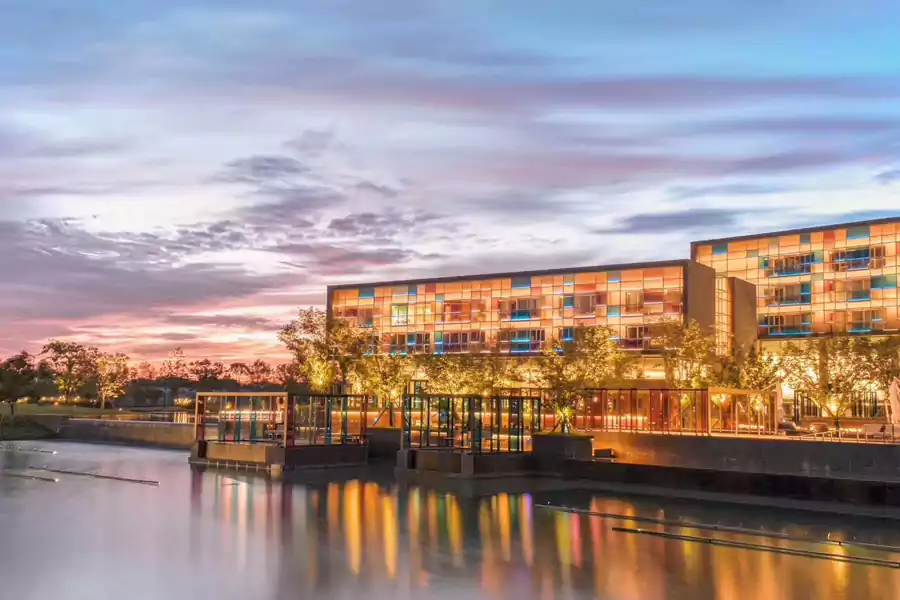 最先撞进眼帘的是一片镜面湖,水面如镜 最先撞进眼帘的是一片镜面湖,水面如镜