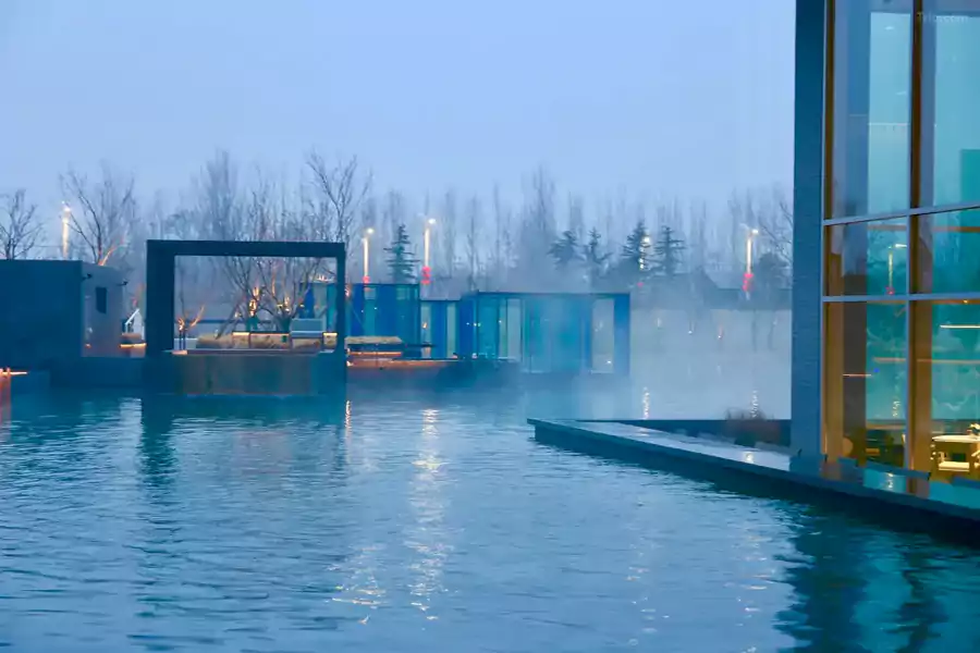 14 座室外汤池沿镜面水池铺开 14 座室外汤池沿镜面水池铺开