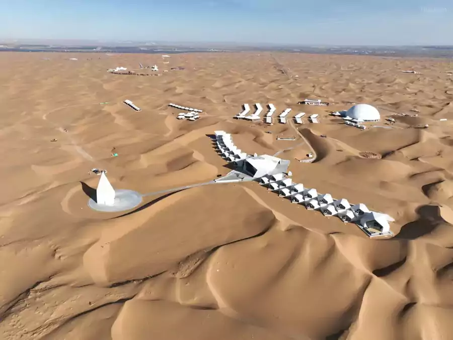 中卫沙漠钻石酒店与同属中旅度假的沙漠星星酒店组成综合体,扎根于沙坡头沙漠景区核心区