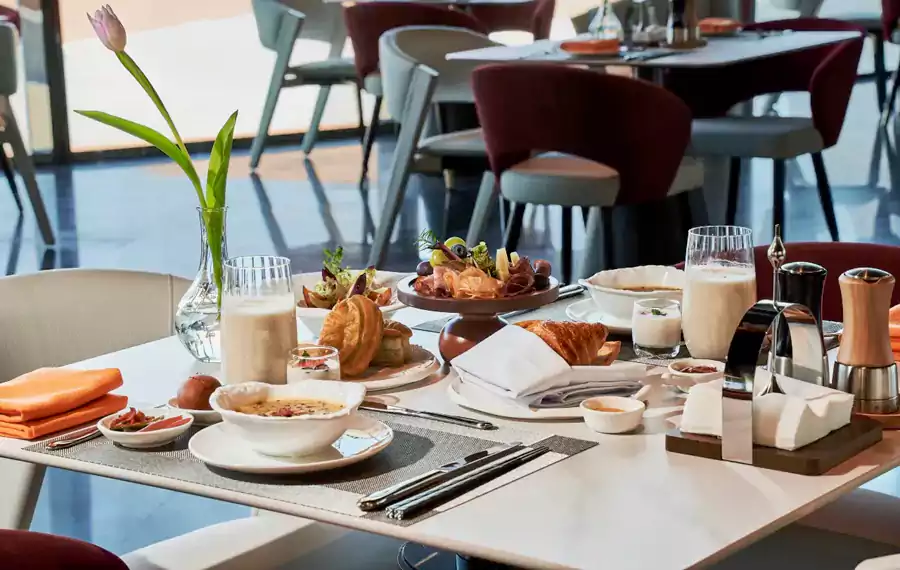 一层的黑钻餐厅是视觉与味觉的双重盛宴 一层的黑钻餐厅是视觉与味觉的双重盛宴