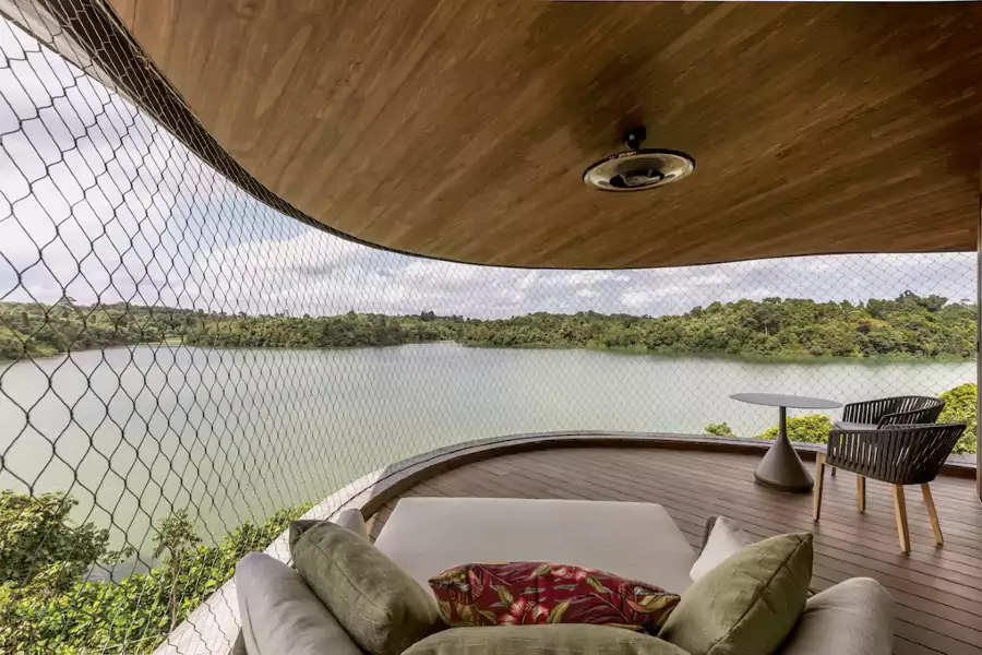 在豆荚树屋的泳池里看云卷云舒 在豆荚树屋的泳池里看云卷云舒