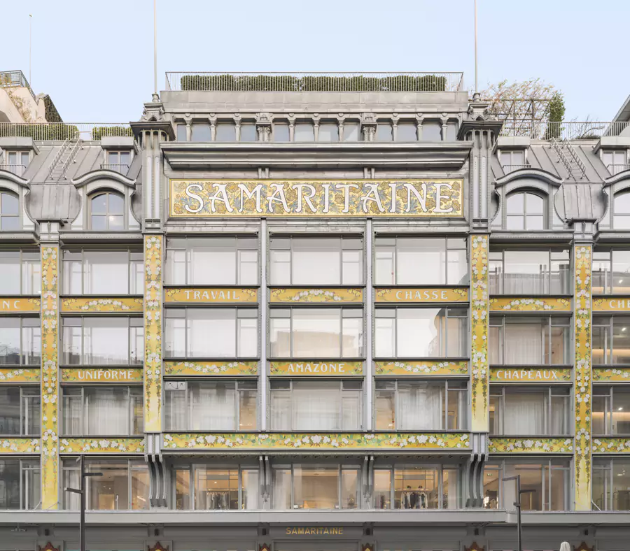 周杰伦穿着复古西装、拄着手杖走过的地方，正是莎玛丽丹百货的招牌