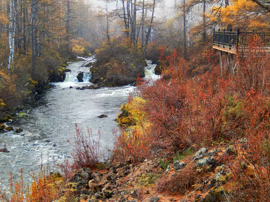 ,冰雪融水汇成的溪流在石缝间潺潺 ,冰雪融水汇成的溪流在石缝间潺潺