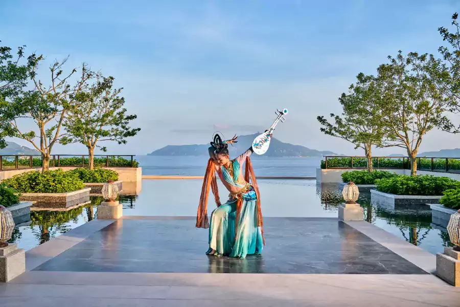 麓戏台上会不定期上演粤剧、水袖舞 麓戏台上会不定期上演粤剧、水袖舞