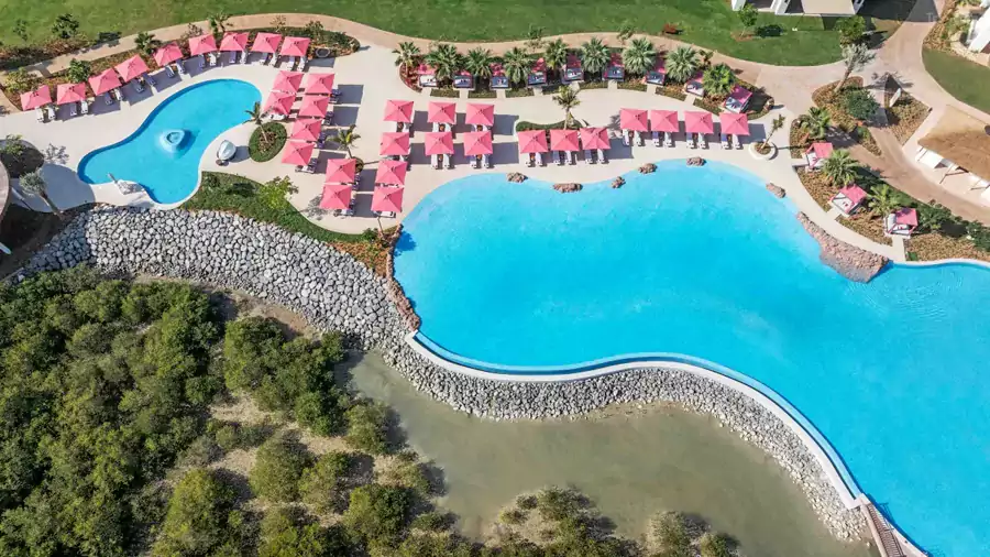 海岸线上满是遮阳伞 海岸线上满是遮阳伞