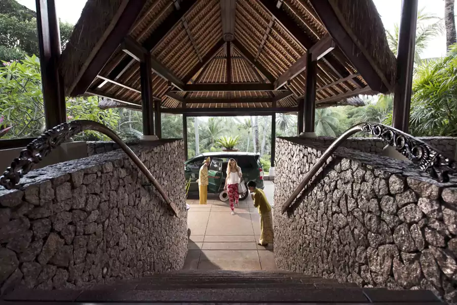 木质亭阁藏在花木间,电瓶车穿梭时会惊起几只林间小鸟 木质亭阁藏在花木间,电瓶车穿梭时会惊起几只林间小鸟