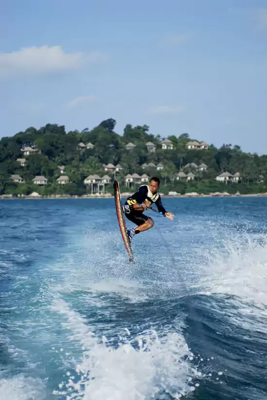 看阳光透过树叶洒在水面上 看阳光透过树叶洒在水面上