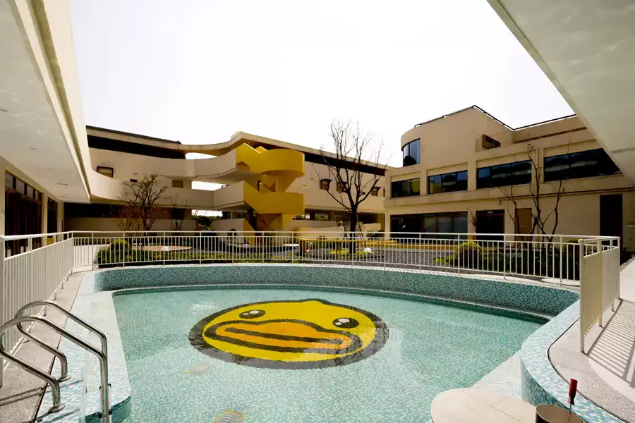 夏天最受欢迎的是小黄鸭主题戏水池