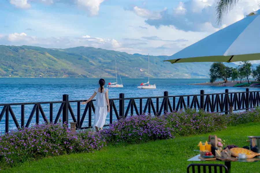 超大湖景草坪铺在山坡上 超大湖景草坪铺在山坡上