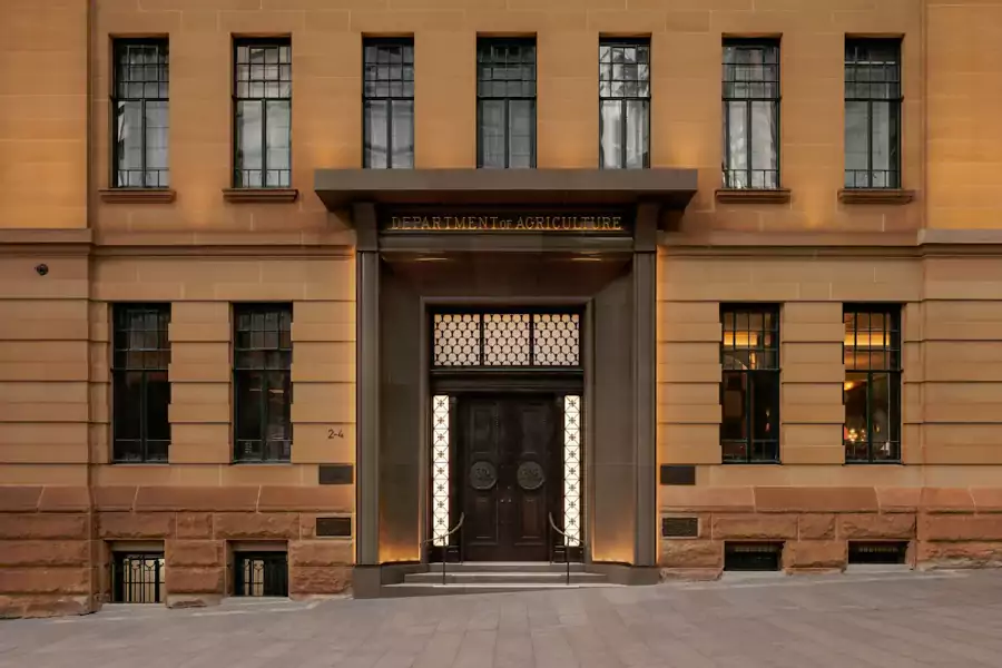 站在酒店门口，最先撞入眼帘的是砂岩浮雕的肌理