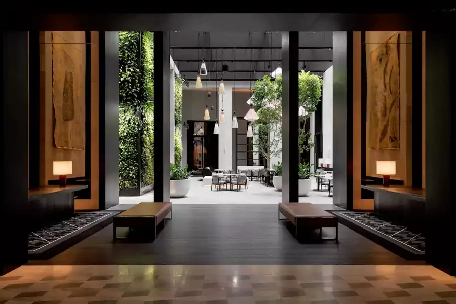 Farrer Place 大堂里，澳洲艺术家朱迪・沃森（Judy Watson）、奥蒂斯・霍普・凯里（Otis Hope Carey）的作品随处可见