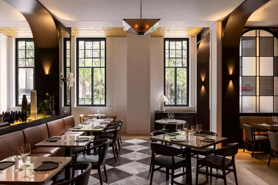 想尝本地风味，就去 Brasserie 1930 餐厅