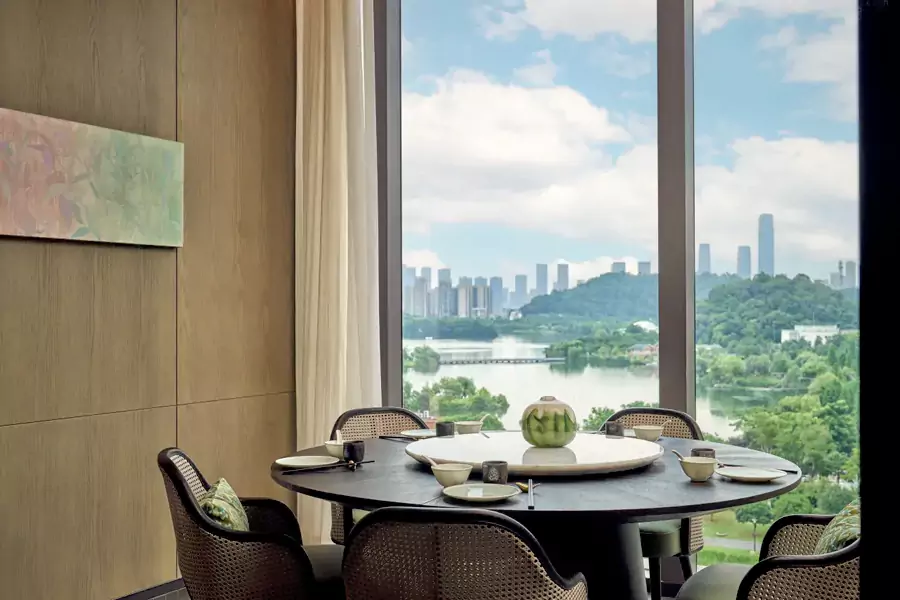 抬头见山、低头见湖