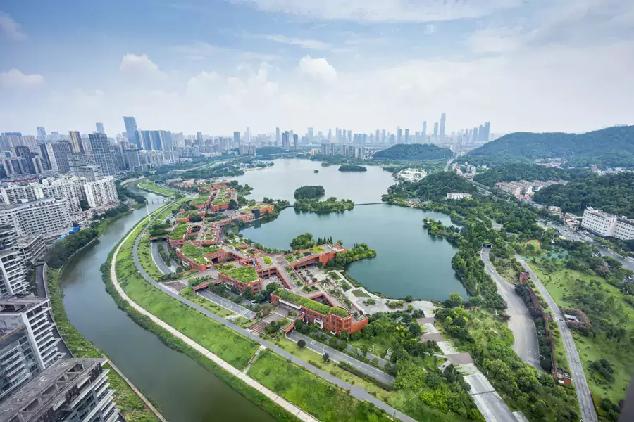 窗外的岳麓山、西湖与远处的城市天际线被框成一幅动态画卷；