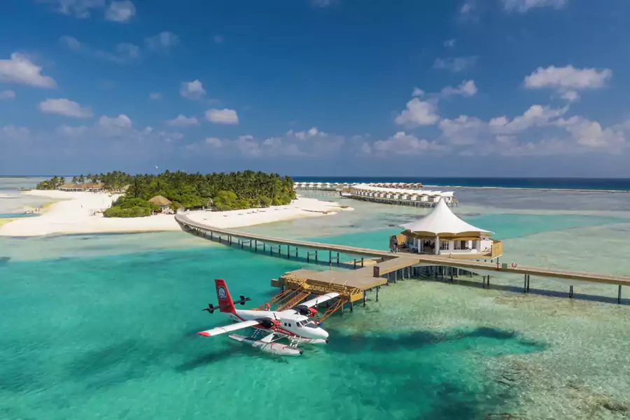 走在两岛相连的 500 米潟湖栈桥上,才算真正解锁了哈库拉岛的美 走在两岛相连的 500 米潟湖栈桥上,才算真正解锁了哈库拉岛的美