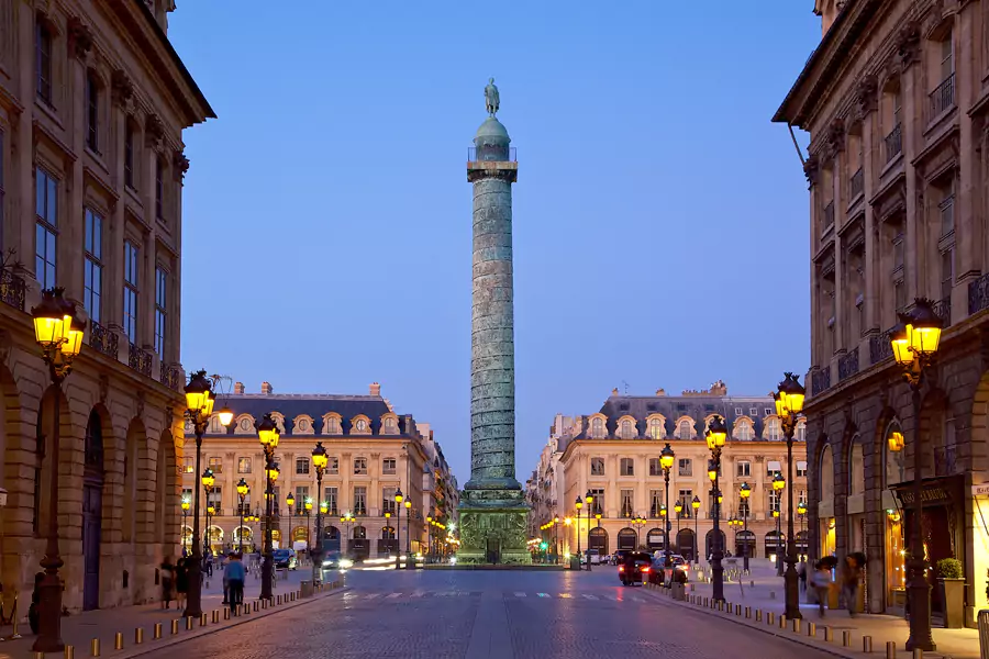 柱身自上而下绕着 22 道青铜浮雕