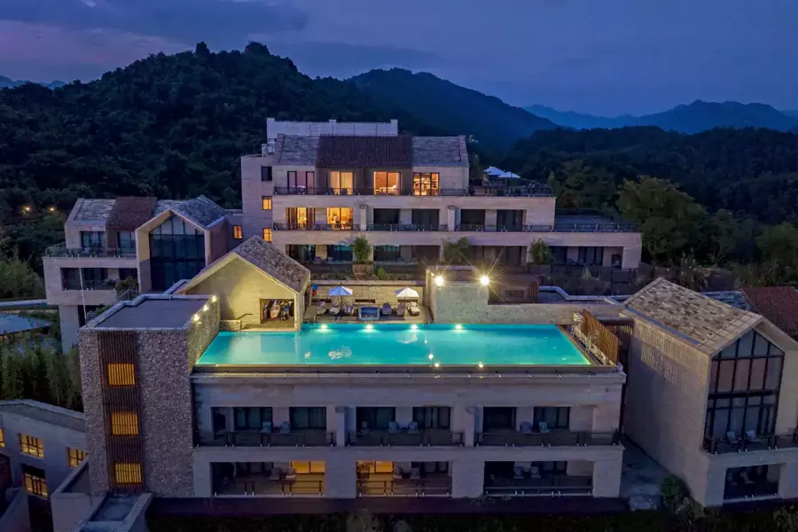 傍晚在酒吧外的露台品酒观景 傍晚在酒吧外的露台品酒观景