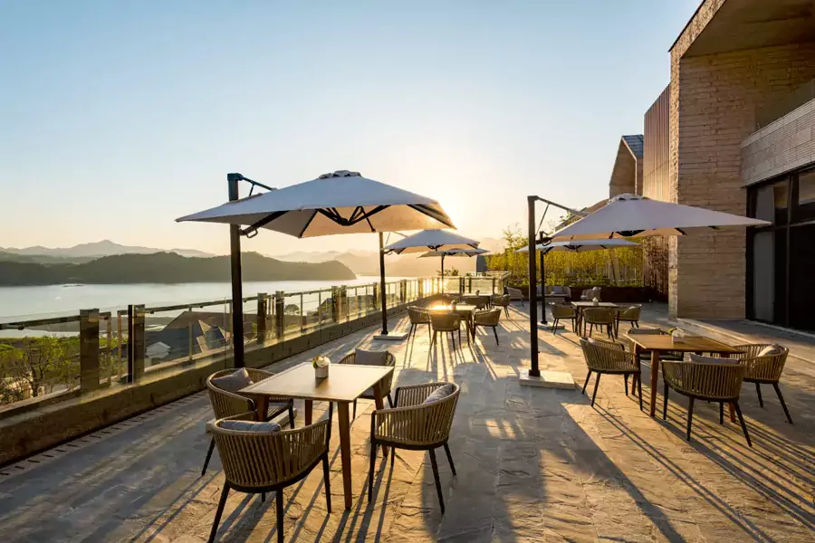 傍晚在酒吧外的露台品酒观景 傍晚在酒吧外的露台品酒观景