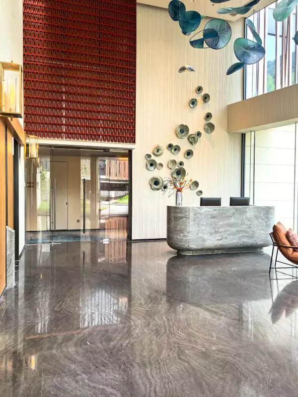 没有喧嚣的大堂，酒店的建筑像从山林里 “长” 出来的