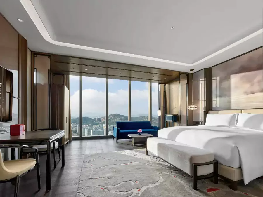55-60 平的城景、侧海景大床房，推开窗便能见崂山轮廓与城市烟火