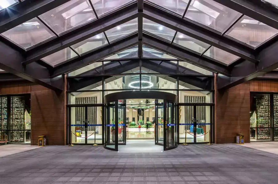 漫步园内，随处可见镌刻着故事的名人石碑