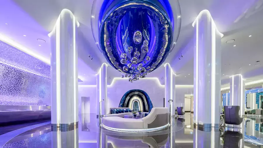 天花板上悬着 “陨石” 造型的装饰 天花板上悬着 “陨石” 造型的装饰