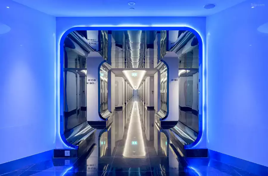 芭提雅格兰德中心太空酒店像 “太空舱通道” 的走廊 芭提雅格兰德中心太空酒店像 “太空舱通道” 的走廊