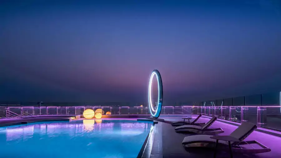 顶层的无边泳池和星空酒吧 顶层的无边泳池和星空酒吧