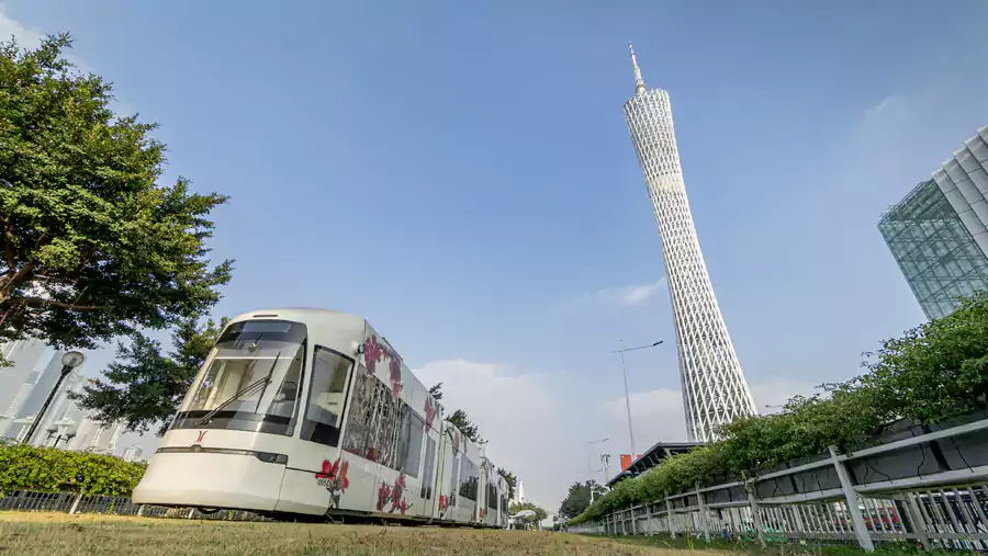不妨体验广州的有轨电车。 不妨体验广州的有轨电车。