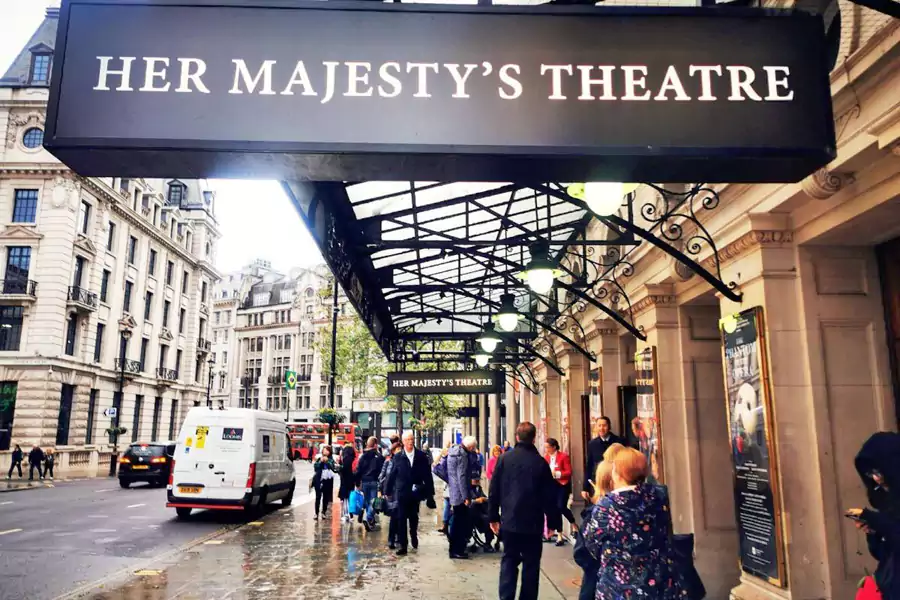 伊丽莎白二世即位时,剧院正式更名为女王陛下剧院 伊丽莎白二世即位时,剧院正式更名为女王陛下剧院