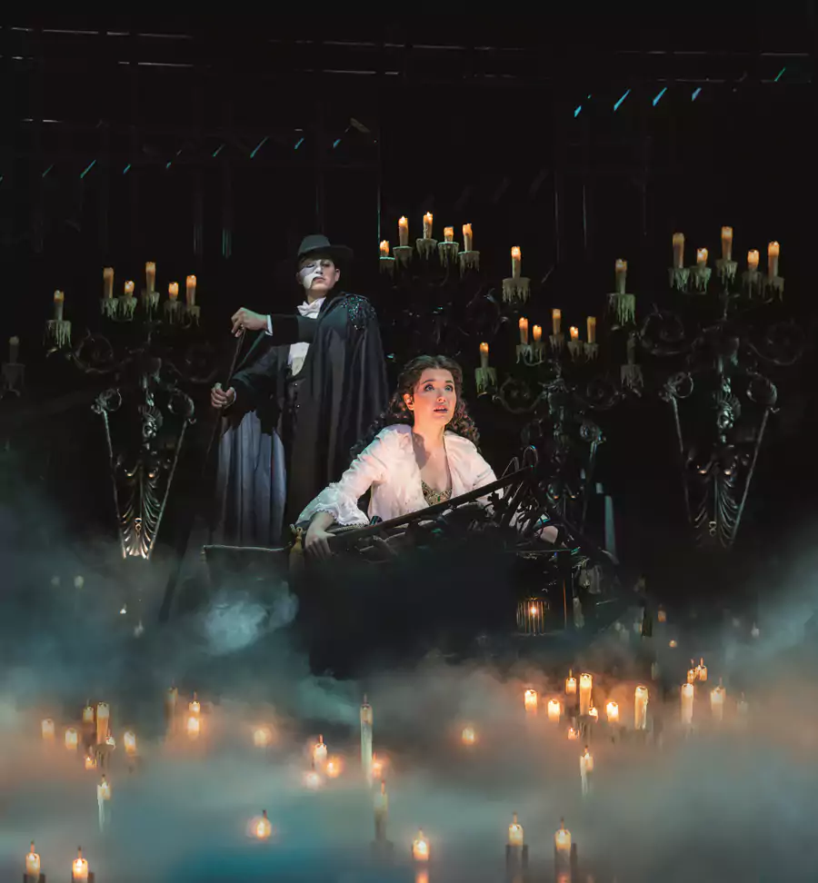 令人称奇的是地下湖划船的场景 令人称奇的是地下湖划船的场景