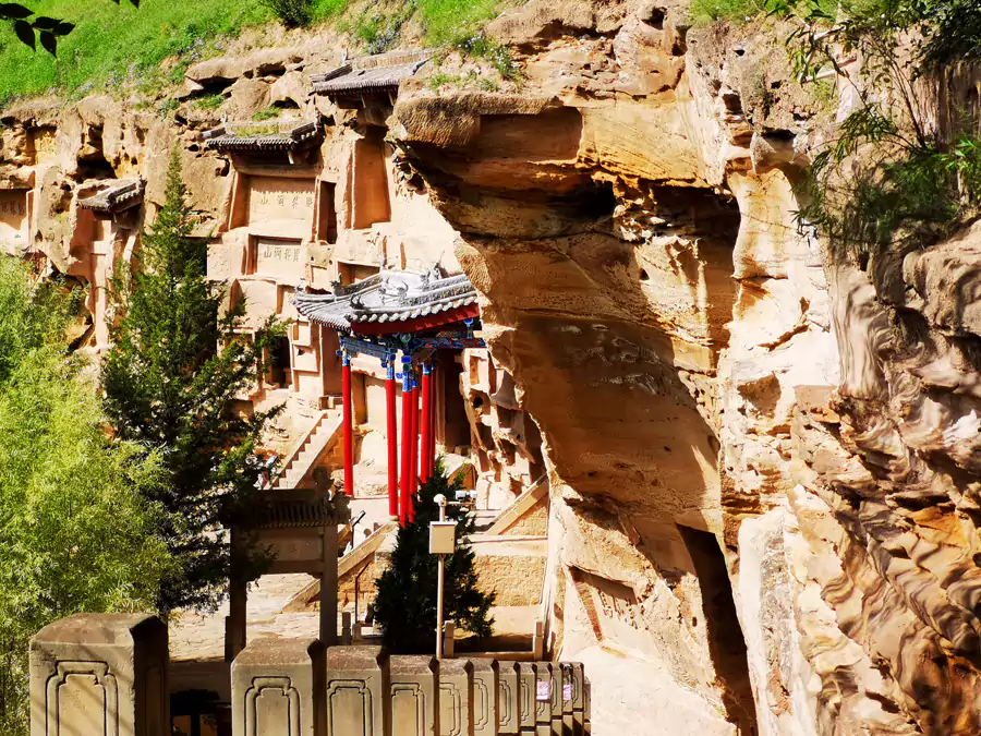 崖壁上的 120 多处摩崖石刻 崖壁上的 120 多处摩崖石刻