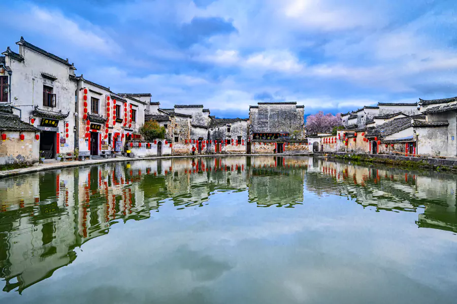 明永乐年间开凿的月沼,是宏村的 “眼睛” 明永乐年间开凿的月沼,是宏村的 “眼睛”