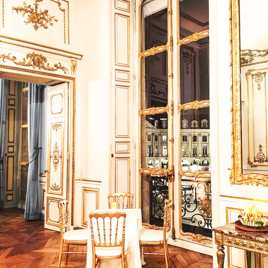 MV 里斗琴的房间给观众留下了极深的印象