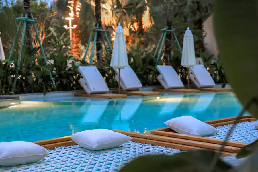 错层设计的主泳池藏着 “池下池” 的巧思 错层设计的主泳池藏着 “池下池” 的巧思