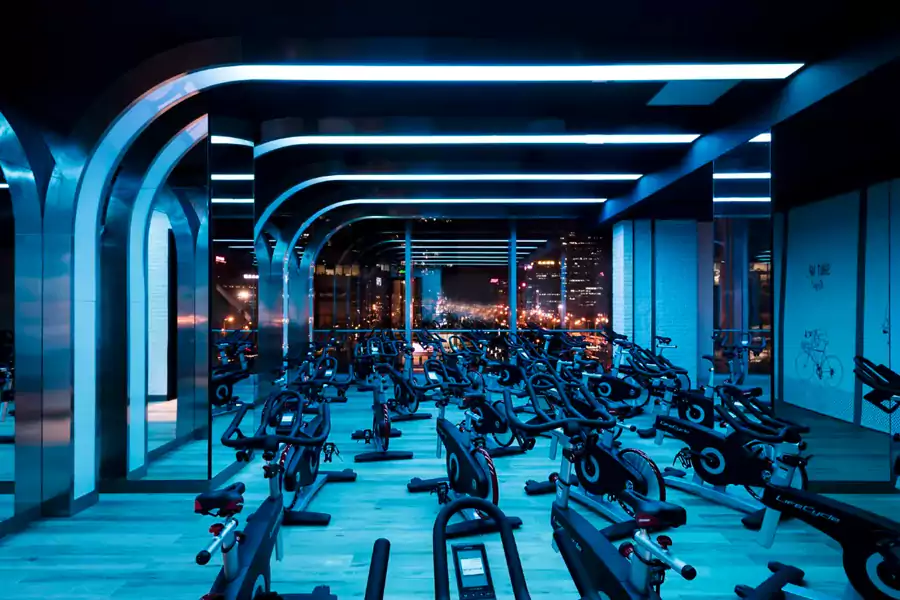 两层楼高、占地 3500㎡的工业风健身房 两层楼高、占地 3500㎡的工业风健身房