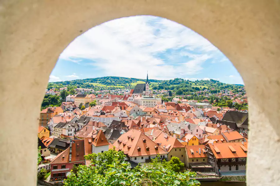 鲁兹酒店的选址，堪称小镇 C 位