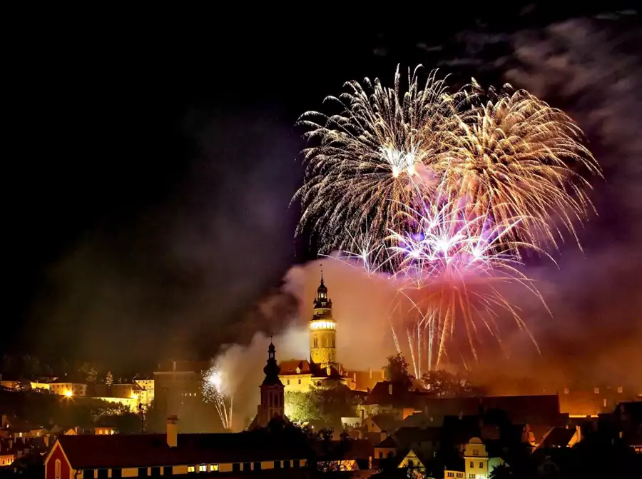 每逢玫瑰节，CK 小镇会彻底变成一座露天剧场