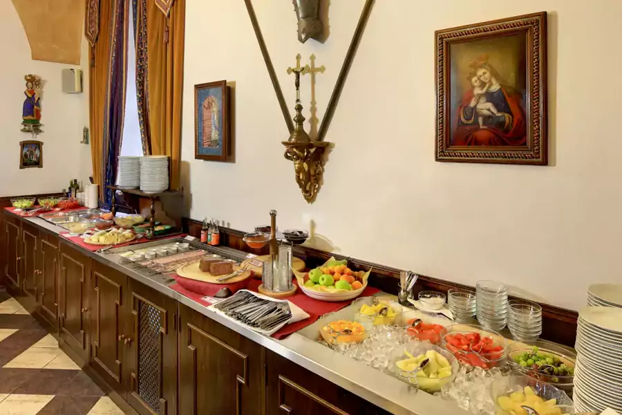 咬一口甜点，茶香混着空气中的花香